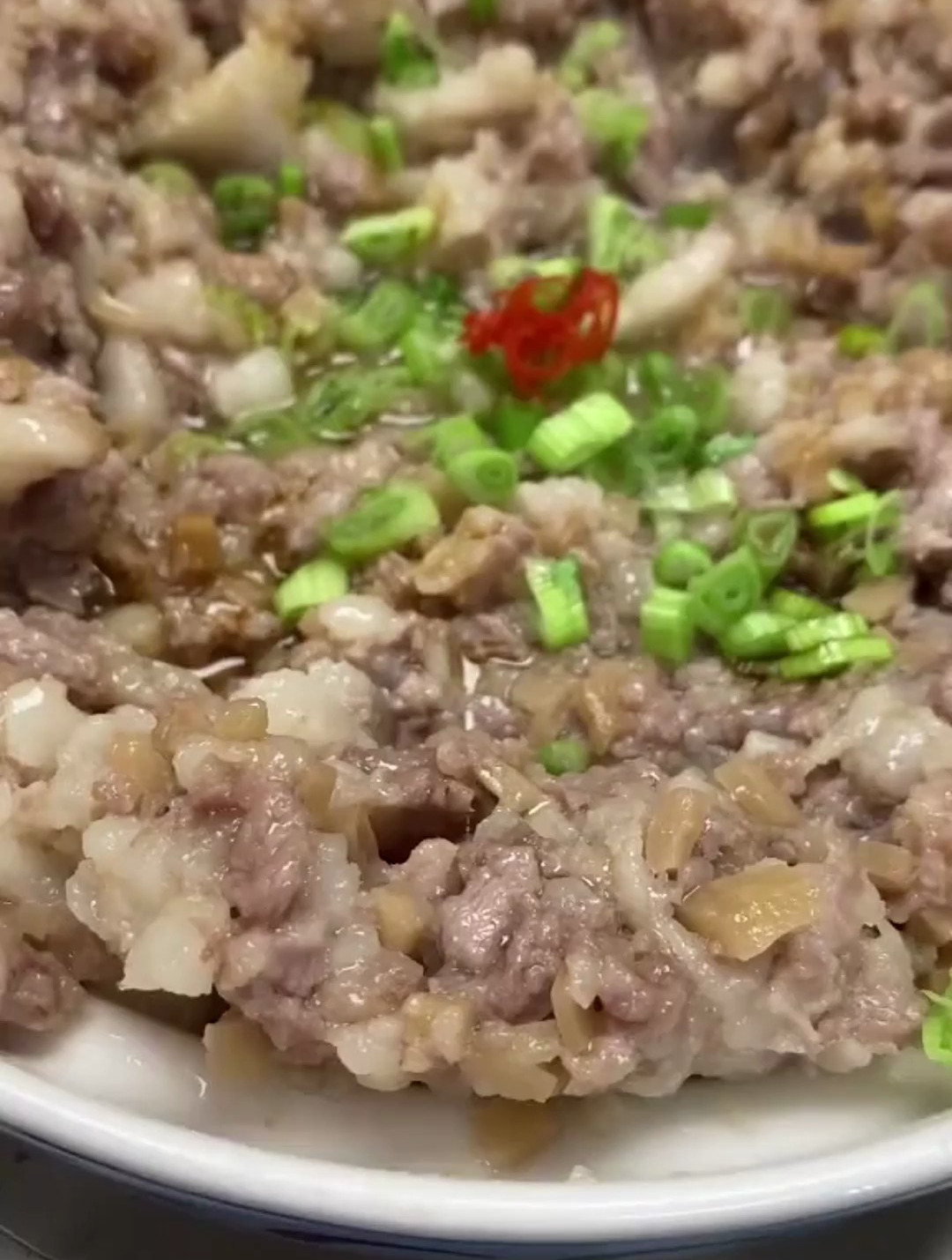 今天教大家做个下饭一流的怀旧菜,头菜蒸肉饼