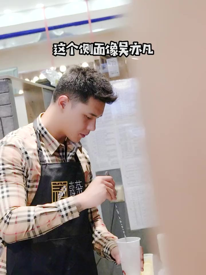 奶茶店偶遇帅气老板 小姐妹帮我要电话