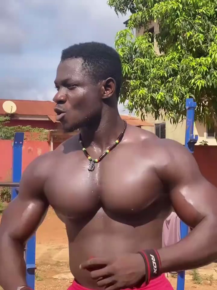 非洲黑哥的胸肌好大 肌肉男