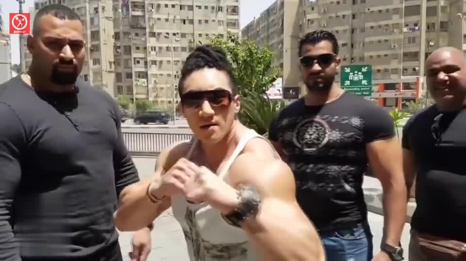 亚洲兽化人黄哲勋,表情萌呆肌肉威猛,肌肉男真的在国内不吃香吗