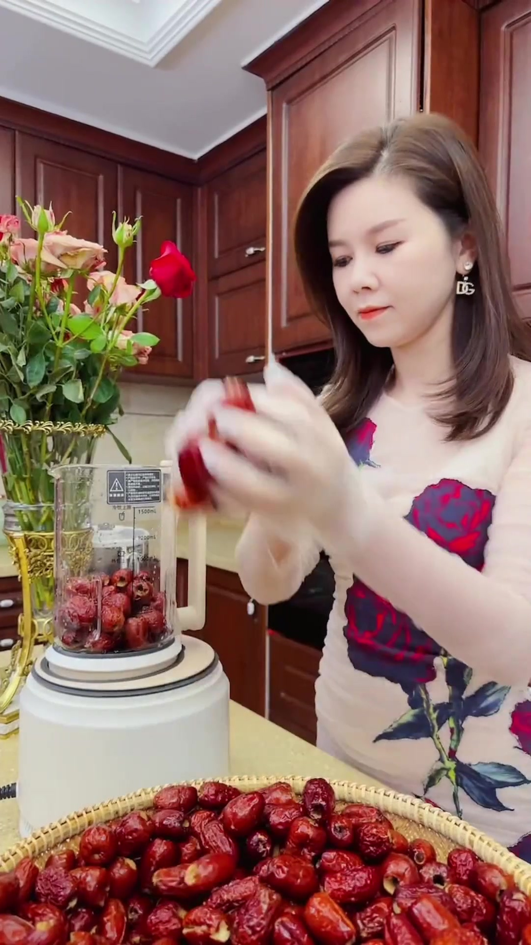 做了些核桃枣泥糕,给爸妈邻居也送点