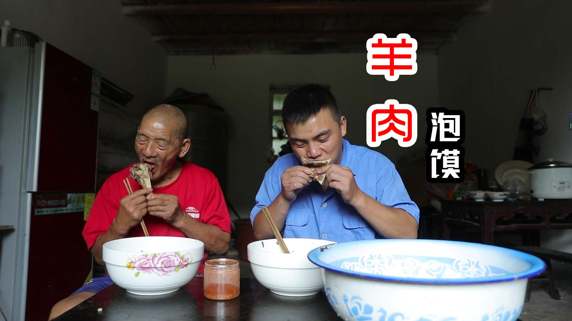 冰箱里剩的3斤羊肉,小哥做羊肉泡馍吃,买不到馍就用馒头代替了