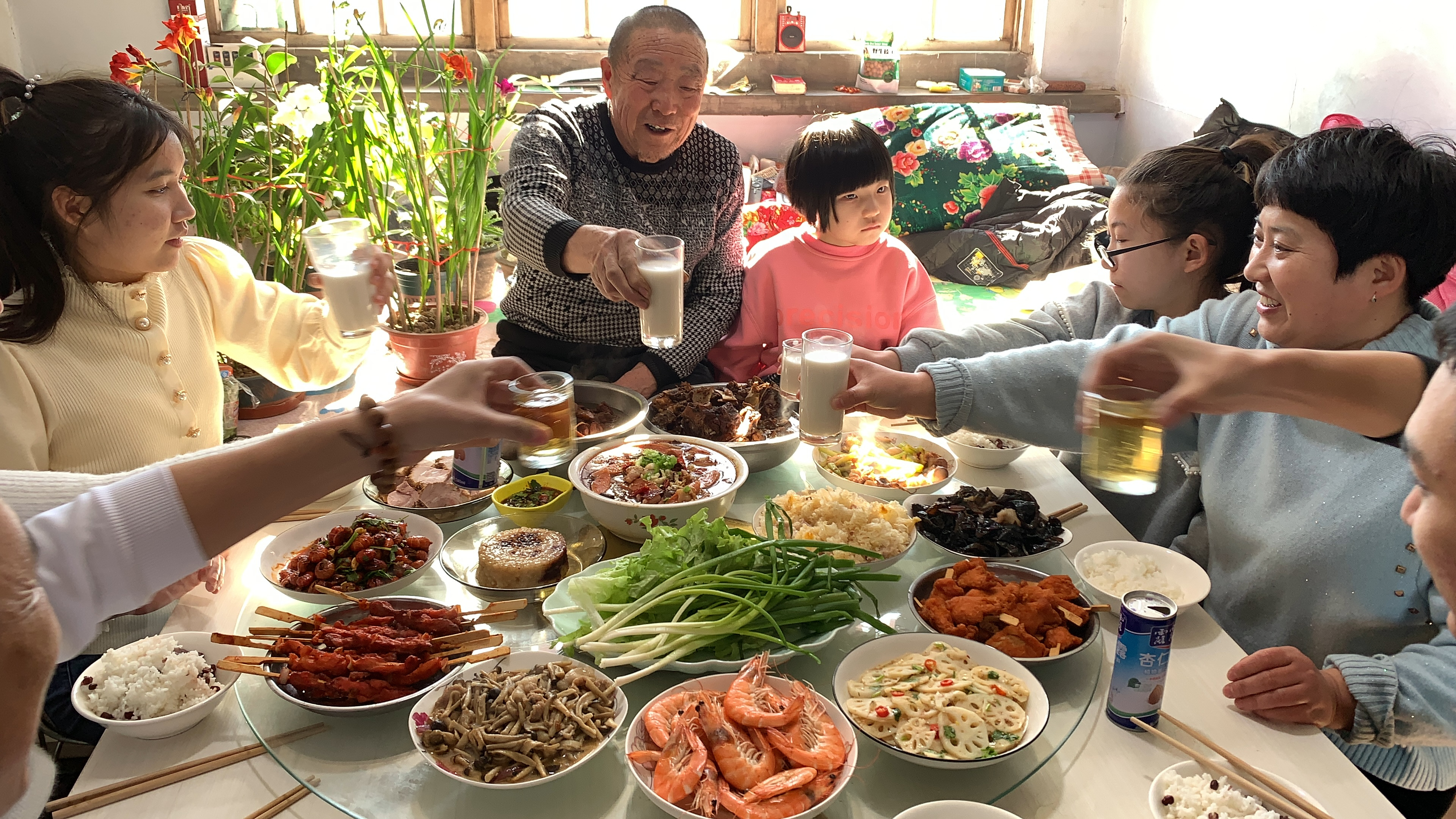 大姑姐回娘家,弟妹煎炒烹炸张罗一桌午餐,全家人边吃边聊乐呵呵
