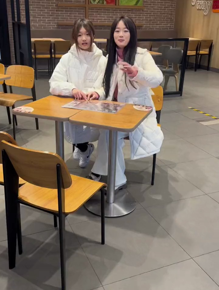 搞笑美女日常,说好的带俺来吃汉堡,结果还是食言了
