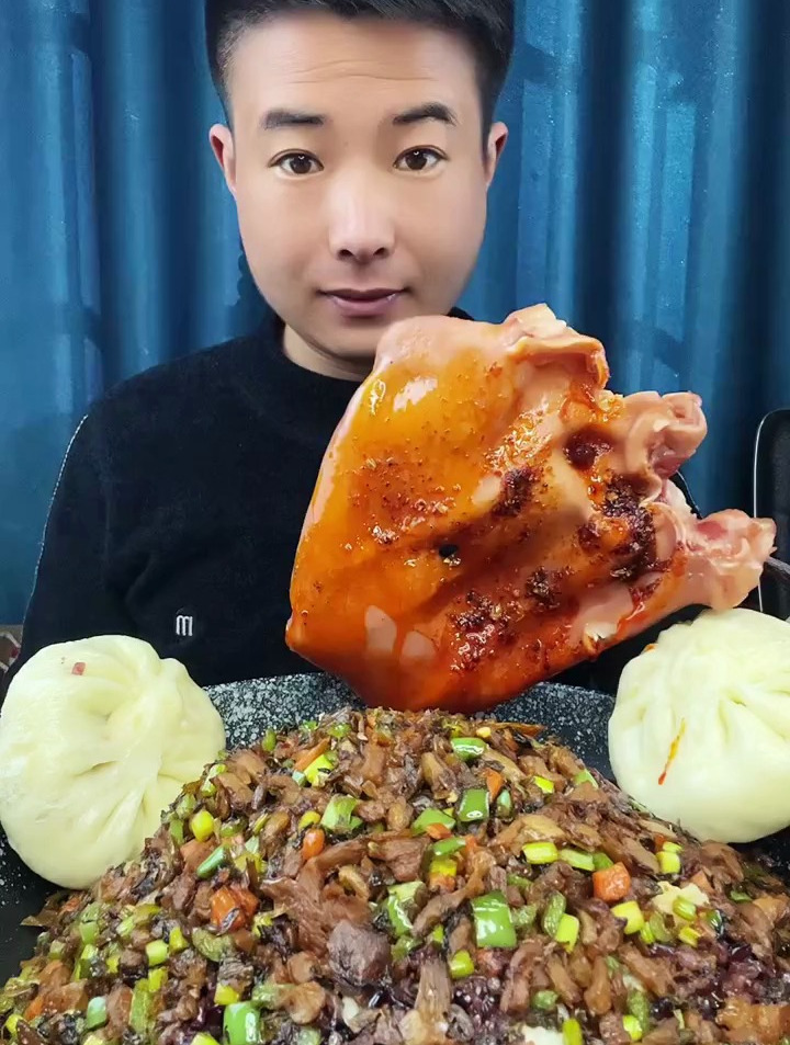 卤猪耳朵、外婆菜盖饭,超级好吃,太下饭啦!