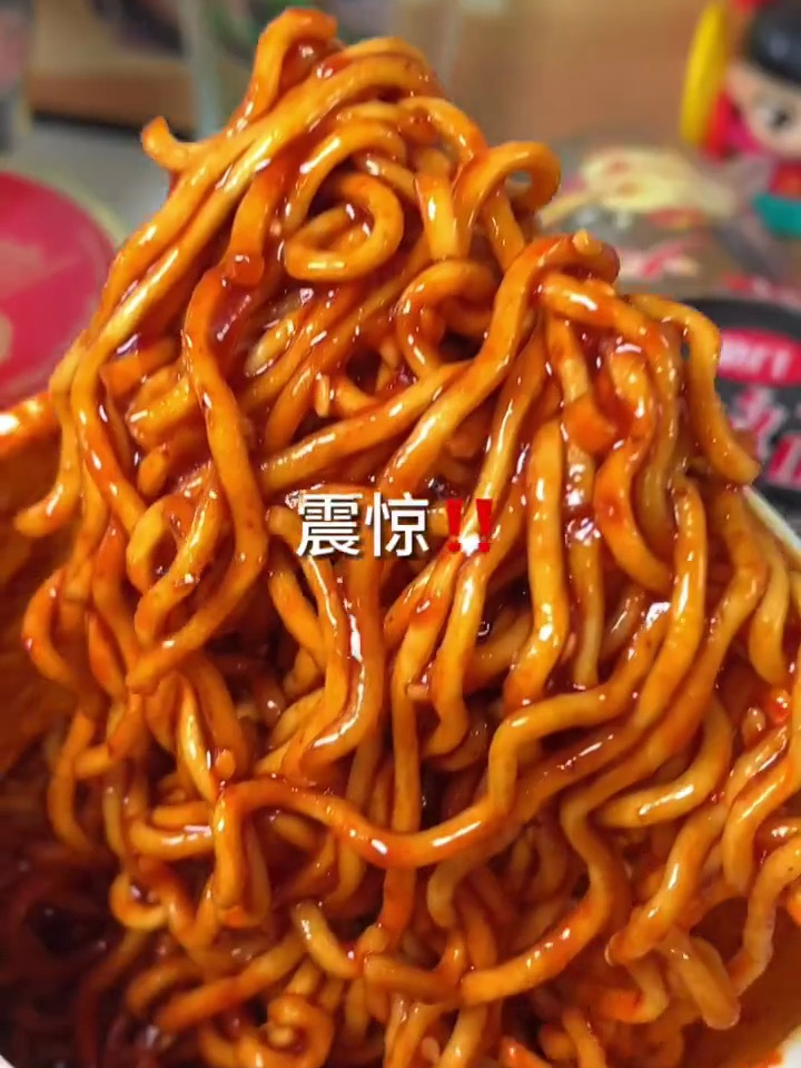 桶装火鸡面真的太适合宿舍懒人党了!当晚餐当宵夜,饿了来一桶