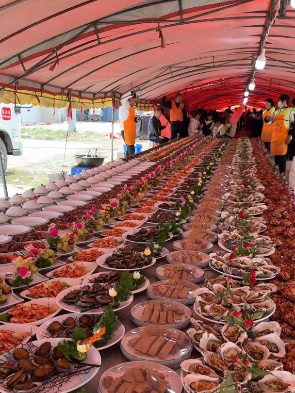 王齐大婚,1000的标准10个凉菜,8个烧菜,6个炒菜,4个果碟2个汤