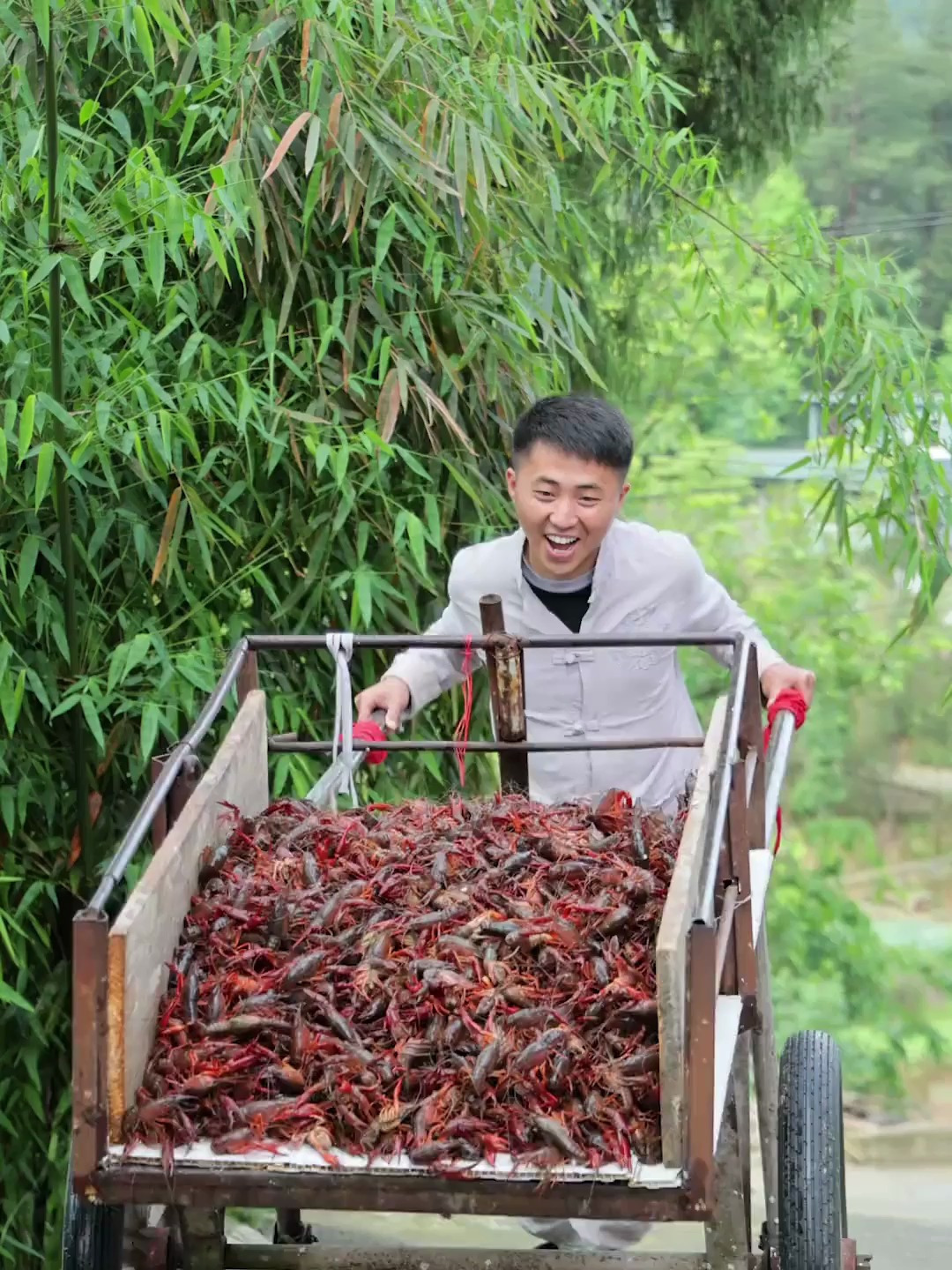 买了120斤小龙虾做麻辣小龙虾和蒜蓉小龙虾,没想到功劳被抢去了