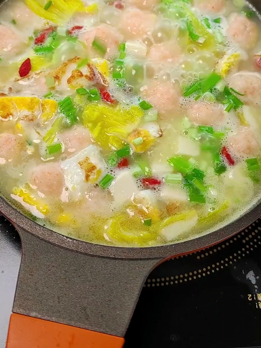 白菜虾滑汤,巨鲜白菜清甜,虾滑Q弹,汤鲜味美,孩子爱喝