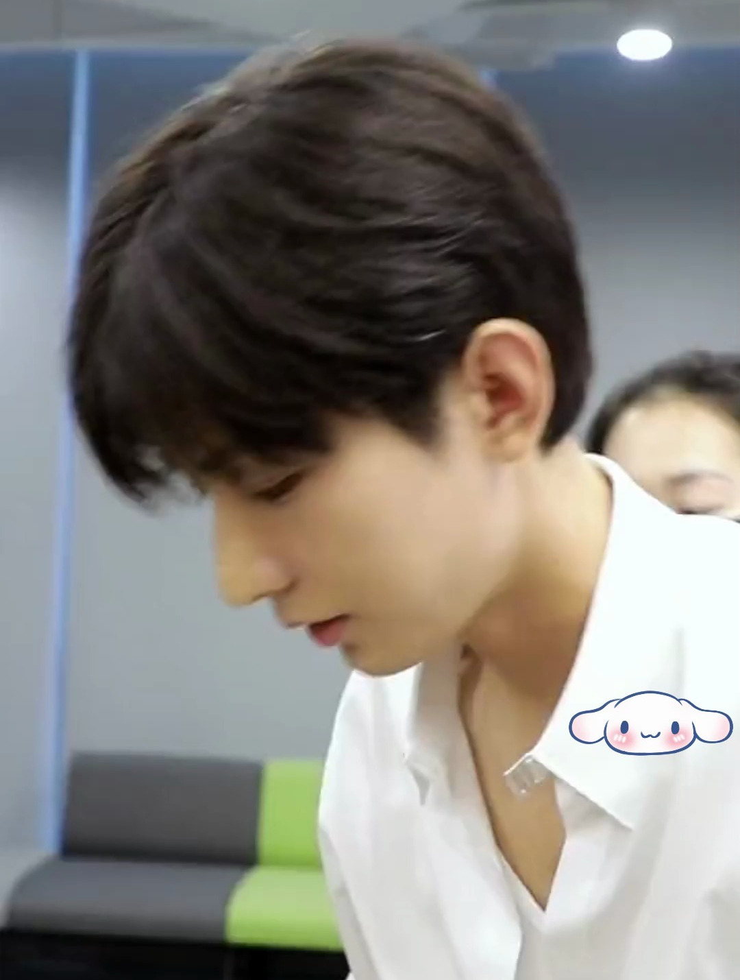 一举一动尽显素养!成毅双手递奶茶给粉丝好暖心～