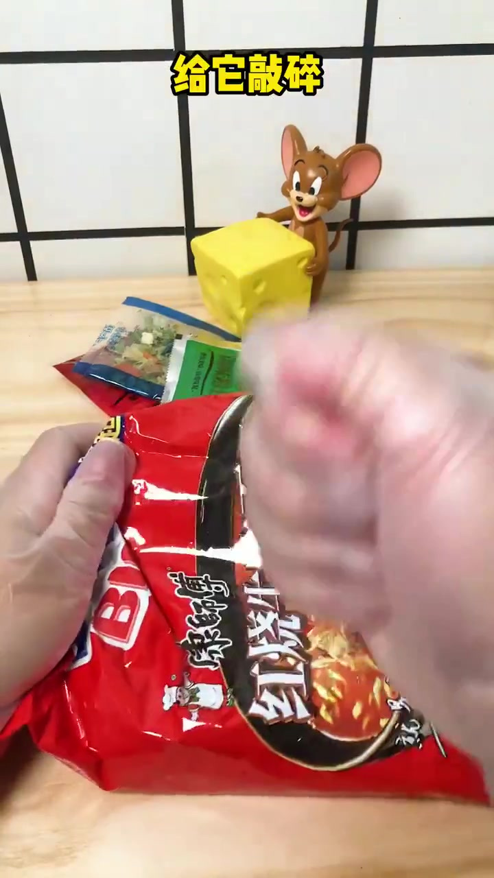 有手就行的方便面披萨