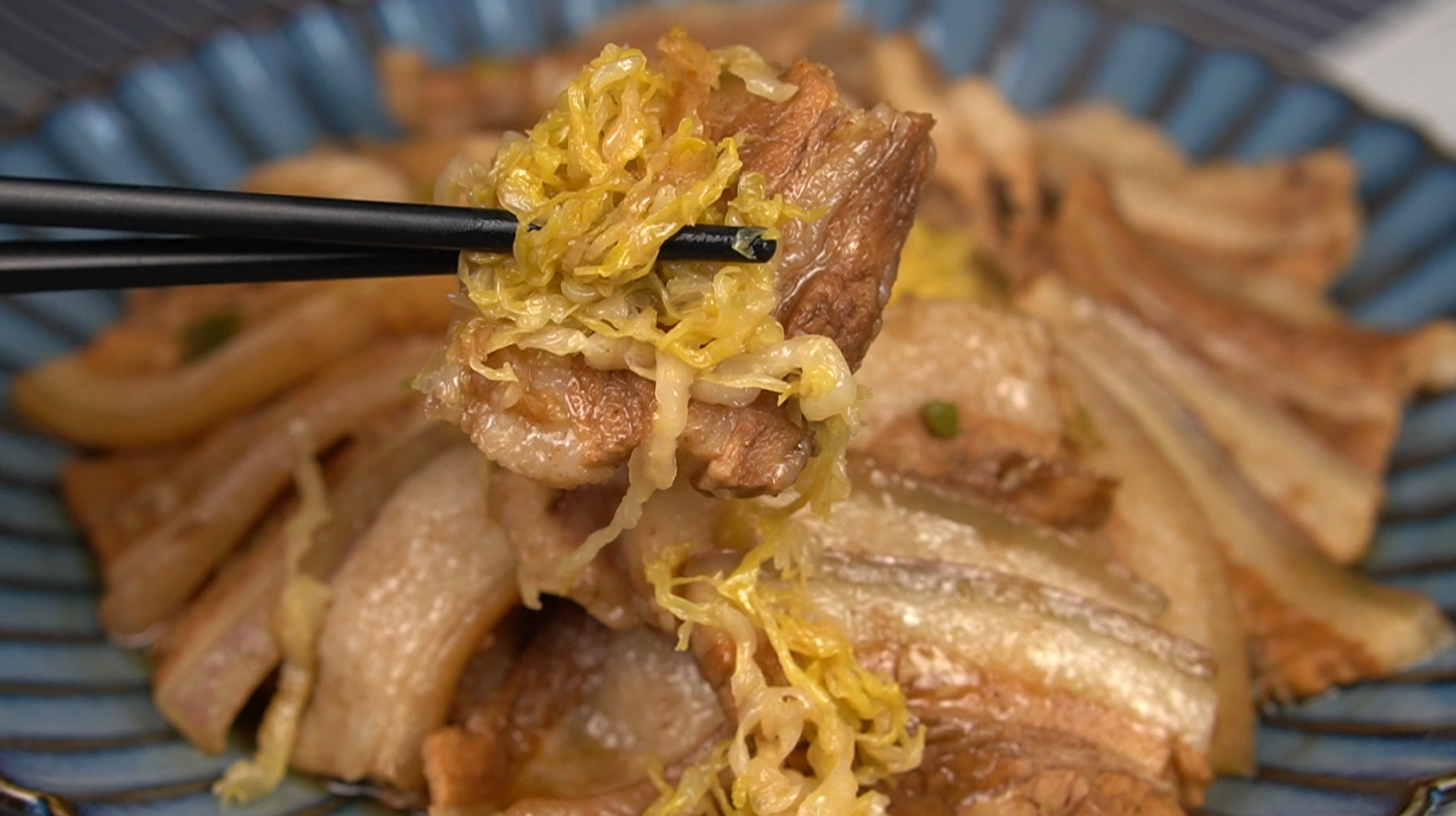 在东北住了几十年,就这道酸菜蒸五花肉没吃够,今天再来解解馋