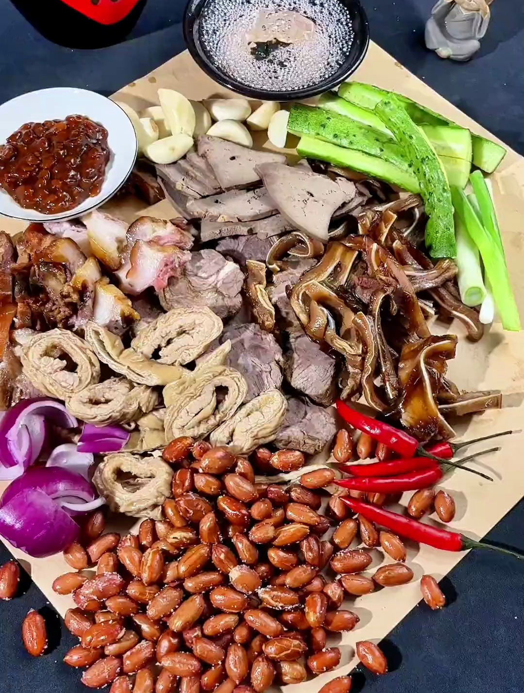 下雨阴天,适合小酌,牛肉,大肠,猪耳朵,简简单单几样下酒菜