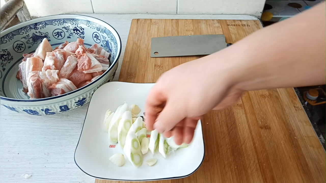 刚出锅的大块红烧肉真香!吃红烧肉啃洋葱喝白酒,浑身出汗真舒坦