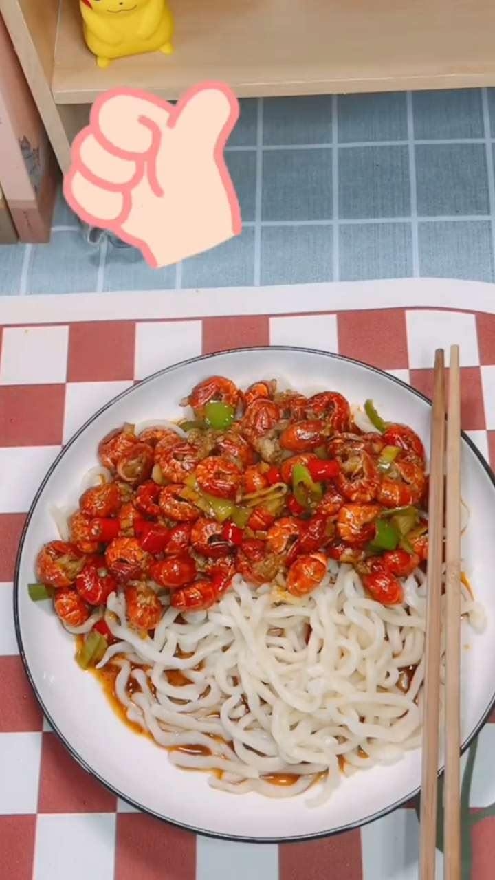 又到了吃小龙虾的季节了,小龙虾拌面做法简单好吃