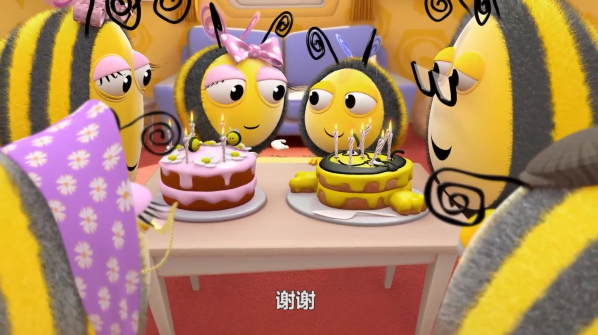 小蜜蜂:蜜蜂爸爸过生日,两个孩子都准备蛋糕,都是满满的爱呀