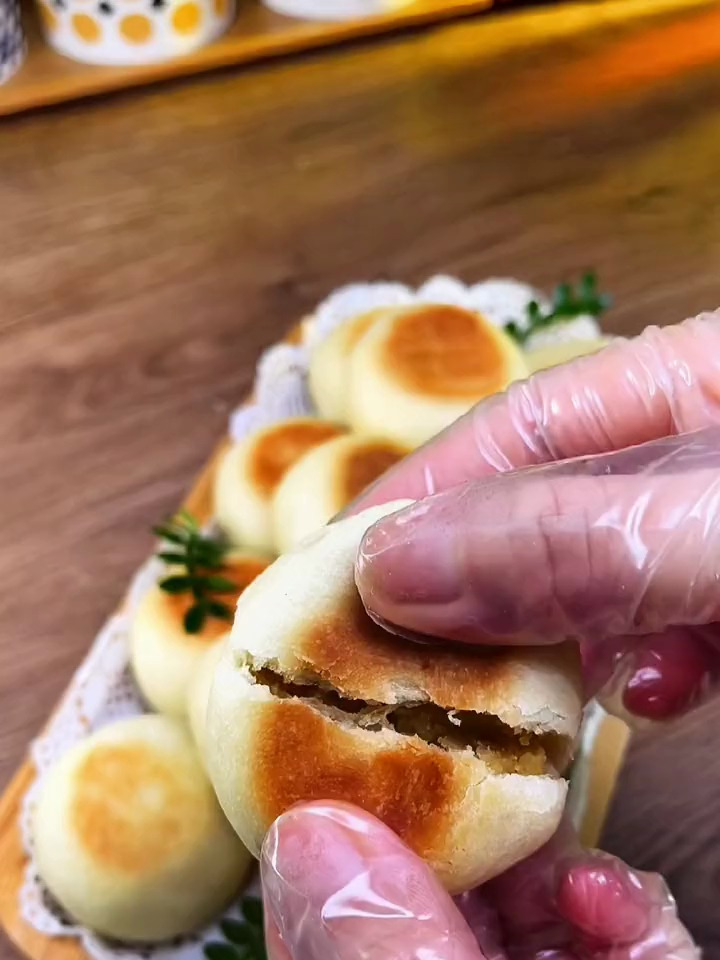 清甜软糯的绿豆糕好吃不腻,皮薄馅多超满足,绿豆饼