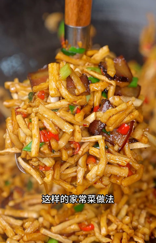 每次只要一小把就能炒出满满一大碗,萝卜干嘎嘣脆炒腊肉吃太香了