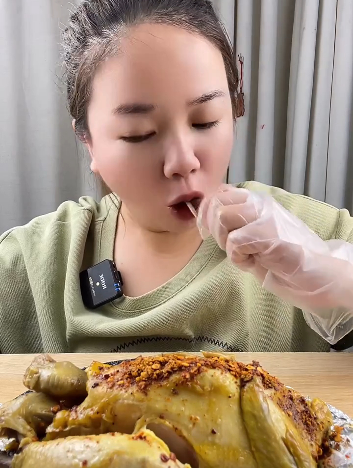 蒸鸡隔水解冻空气炸锅40分钟中间翻你面或者包上锡纸蒸50分钟
