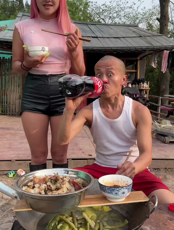 光头强和可乐吃大餐