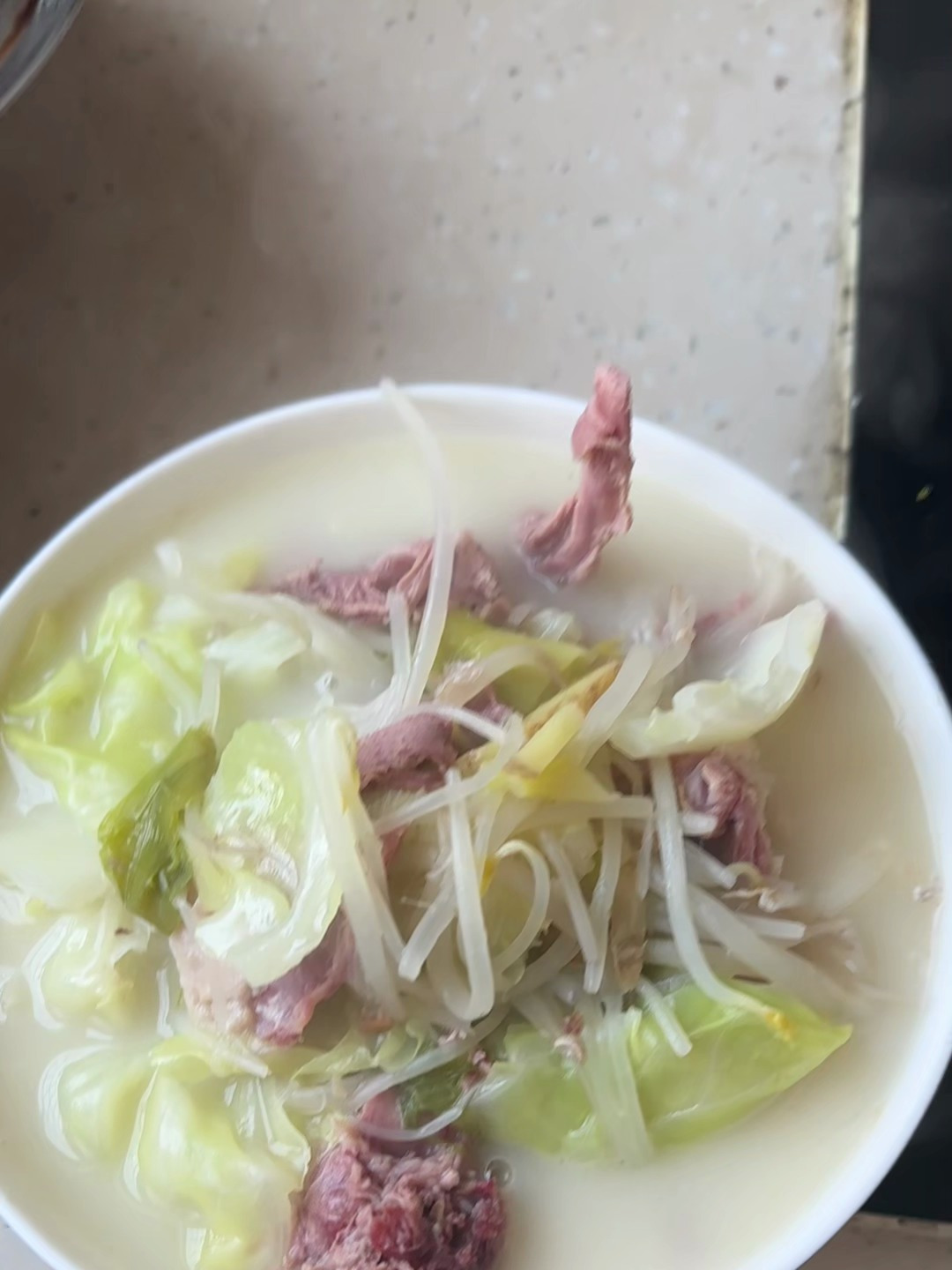 乳白色的鸭架汤,你想喝点不