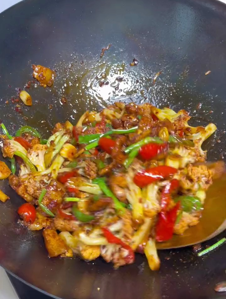 饭店里30一份的干锅花菜,在家怎么做才好吃?