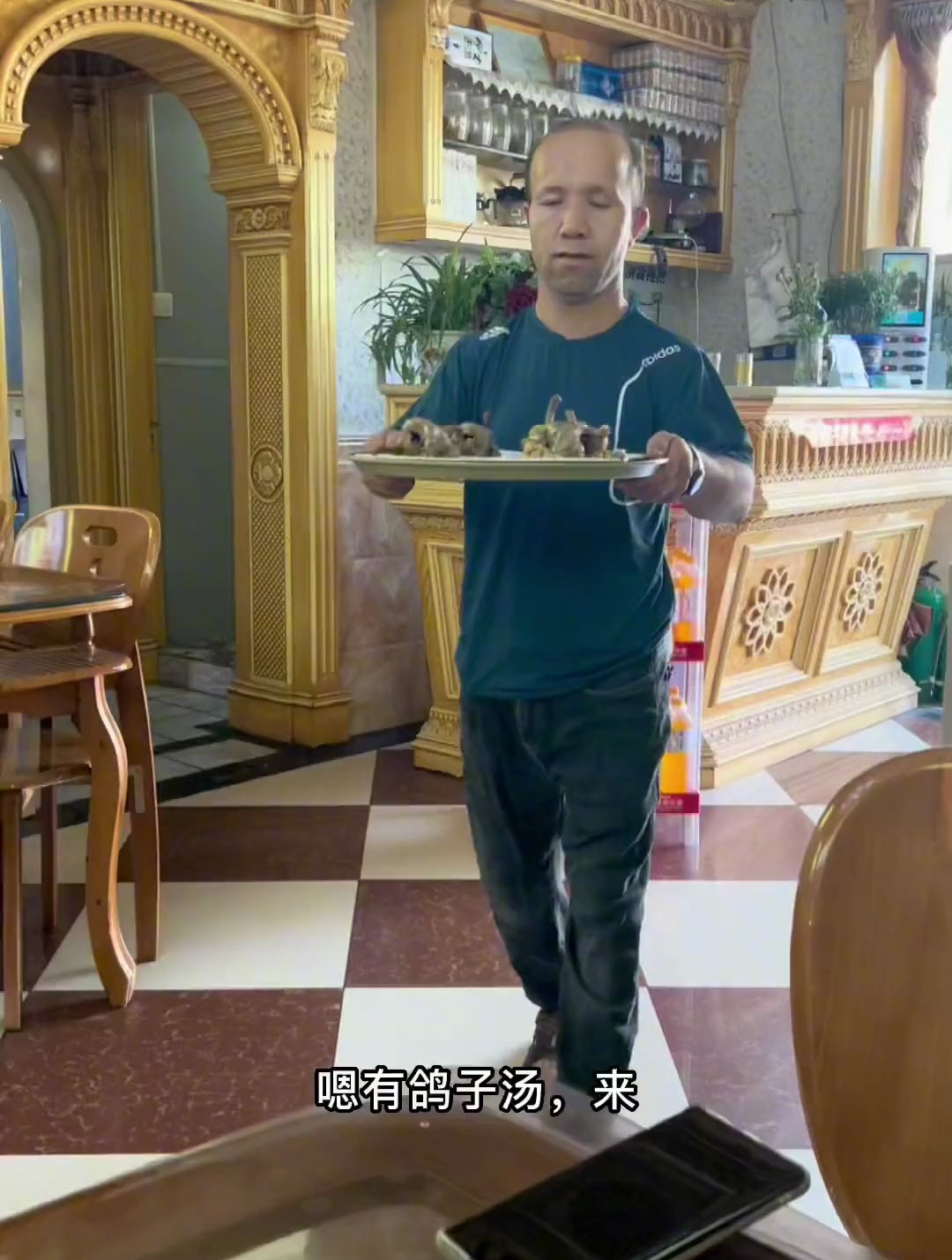新疆人的早餐都有些什么?喀什古城的鸽子汤真的太鲜美了