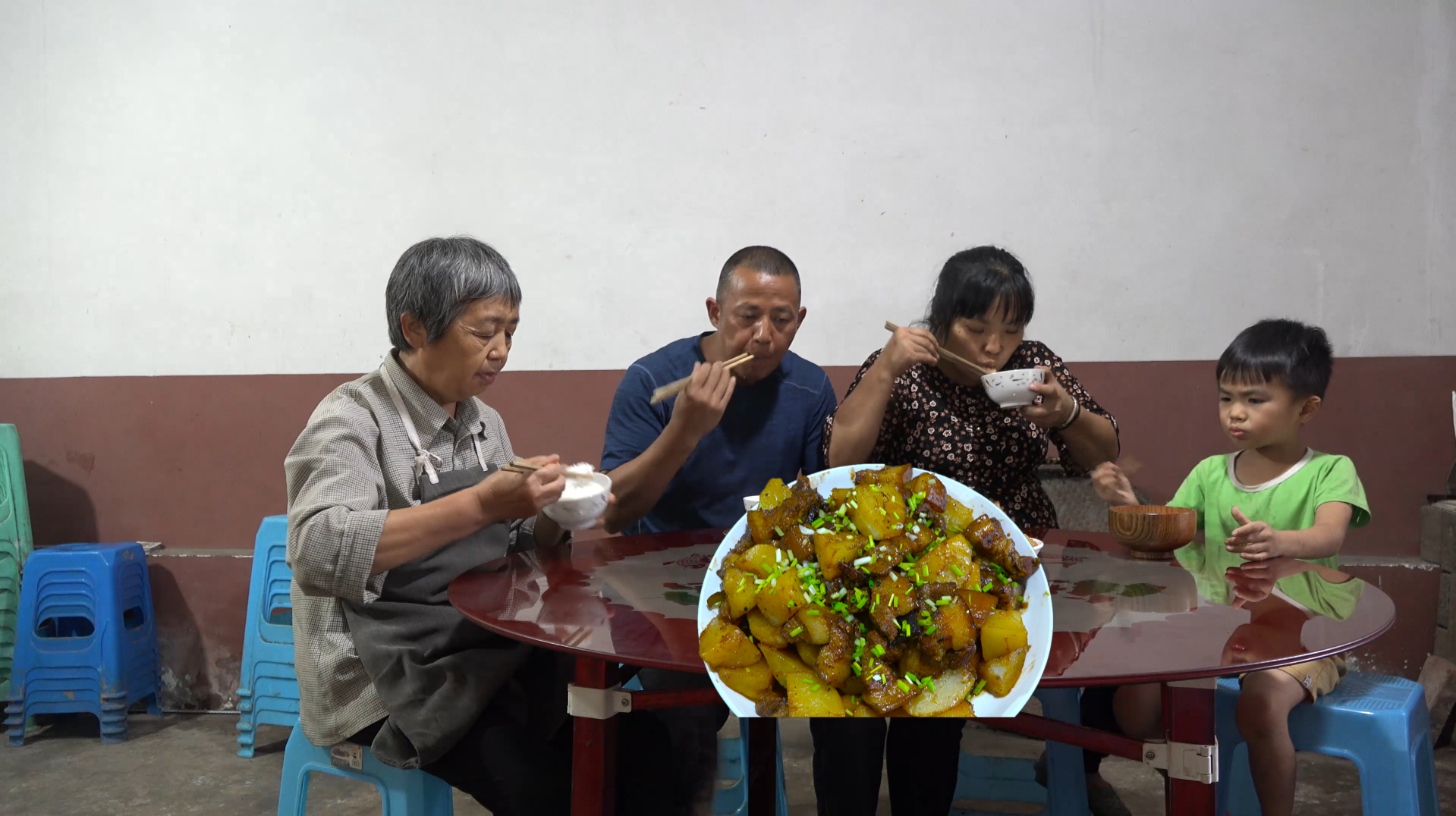 雨天休息,刘老九媳妇儿弄一道土豆烧肉味道巴适,大人娃儿都爱吃