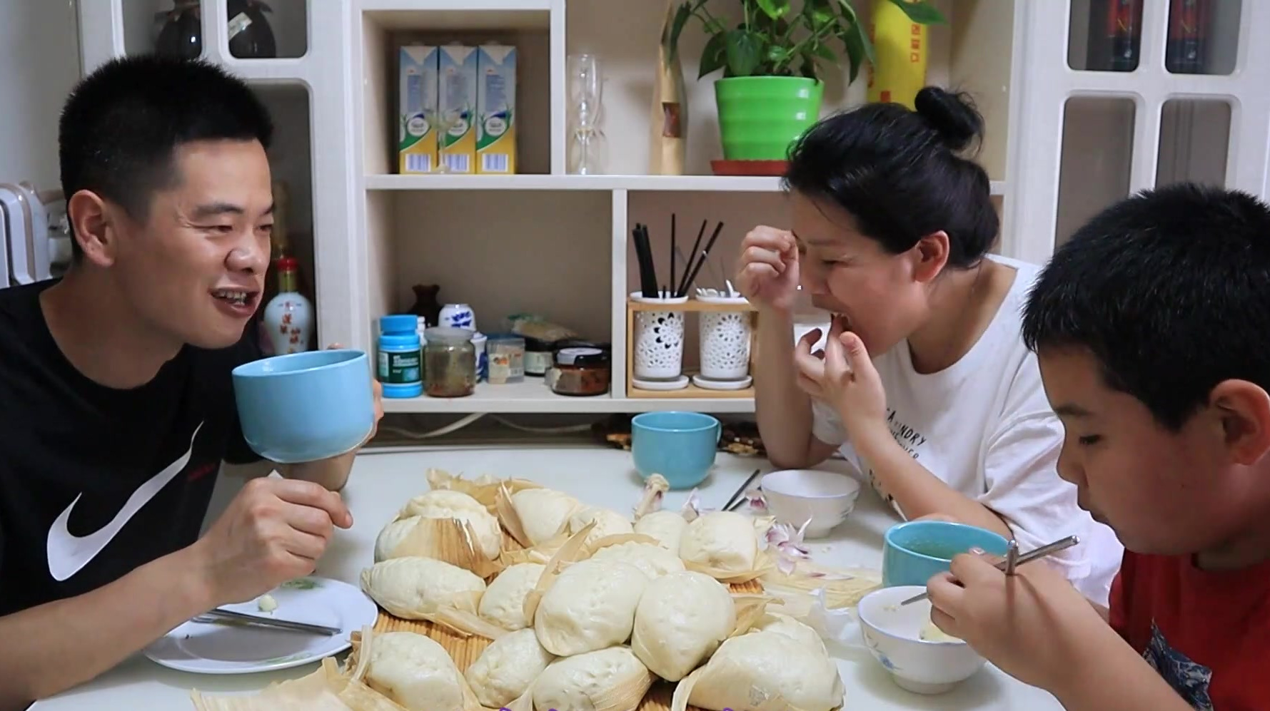 一锅三层蒸30个大肉包子，羊肉猪肉茴香馅，吃包子喝稀饭，真过瘾