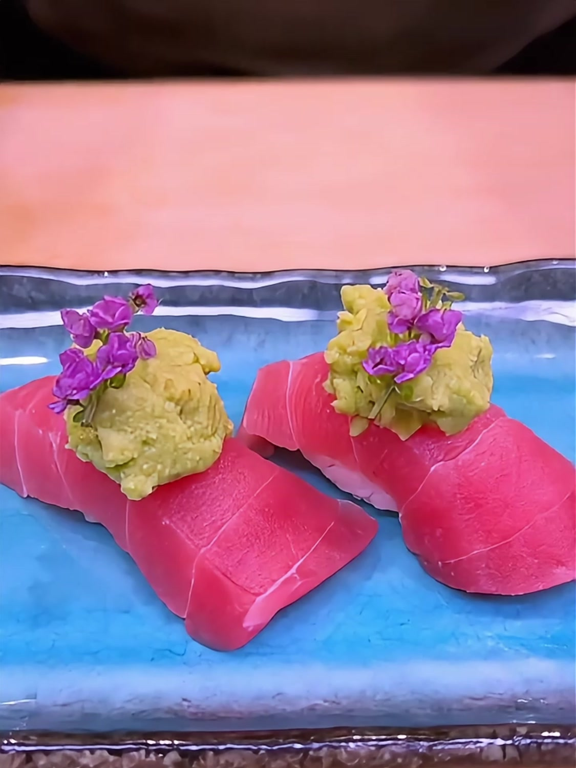 颠覆传统:金枪鱼手握寿司配牛油果芥末,味觉新疆界