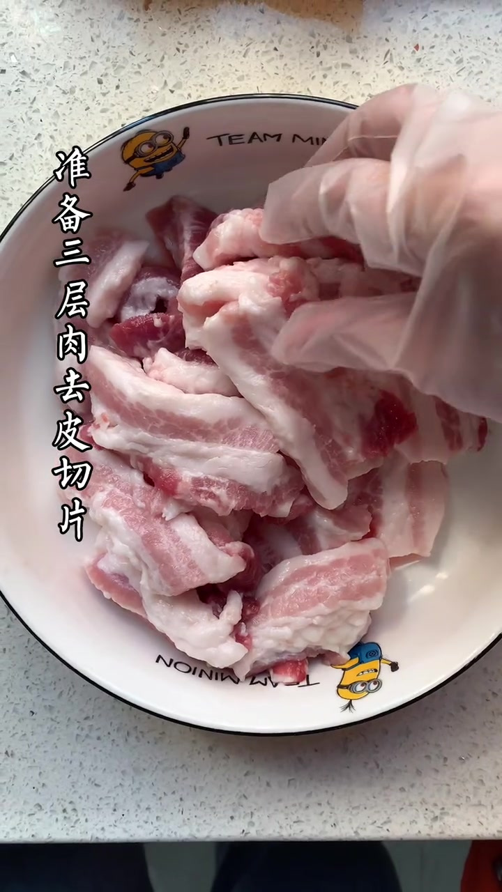 三层肉这样下去炸真的又酥又脆又好吃