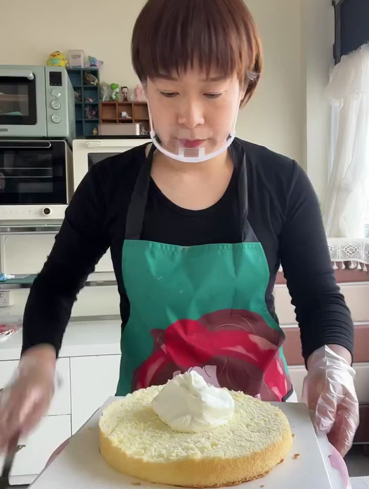 今天用了三个小时做了一个手绘蛋糕
