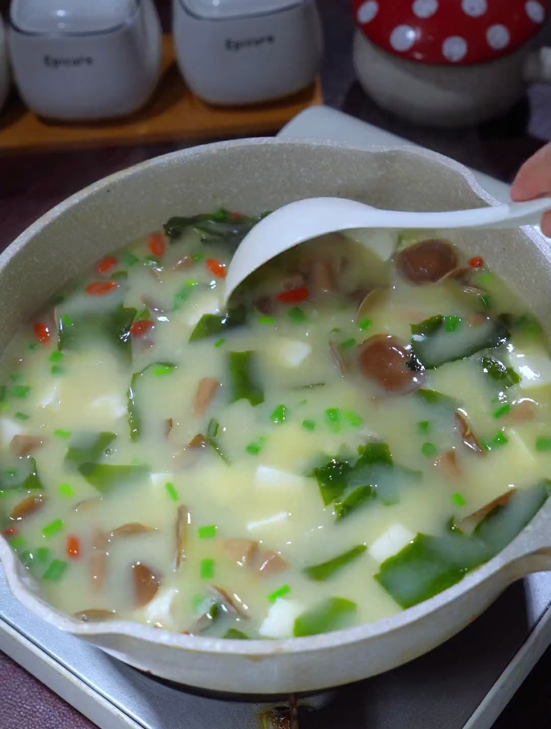 适合老人小孩孕妇产妇的鲫鱼汤,鱼汤奶白,味道鲜美,营养丰富