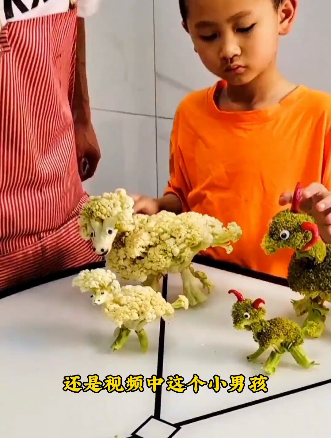 年仅6岁的小男孩不得了,能用各种蔬菜水果做出各式各样的动物