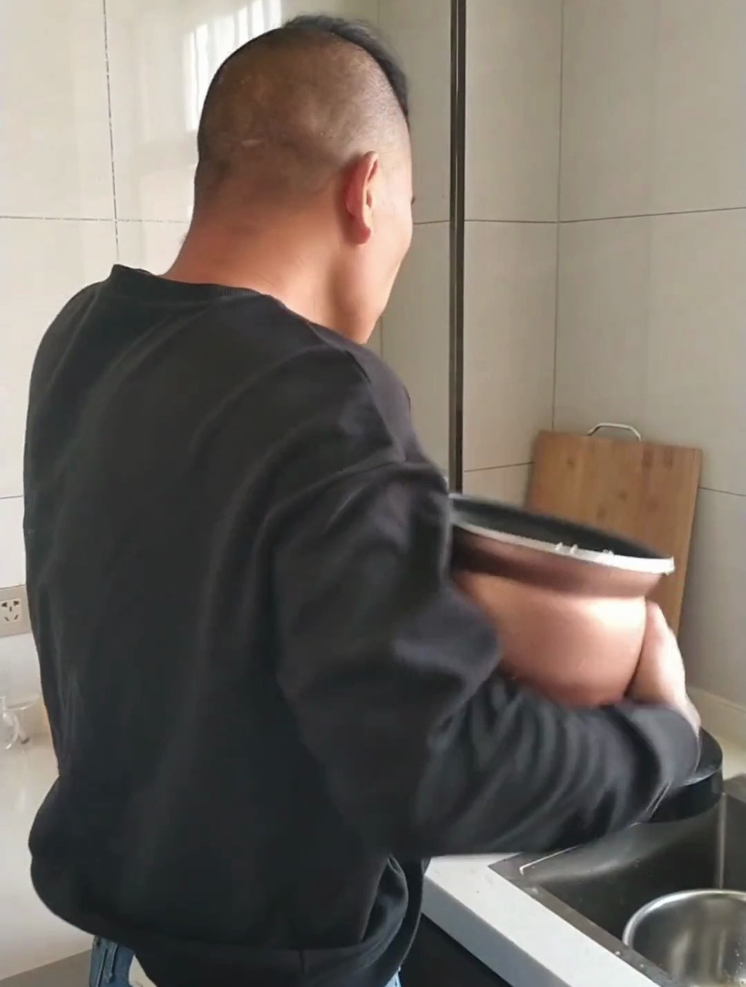 老婆说蒸米饭的时候把内胆擦干净,否则高压锅容易坏