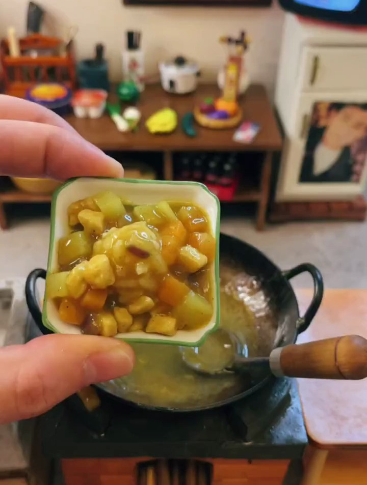 咖喱鸡肉土豆盖饭。简单又好吃