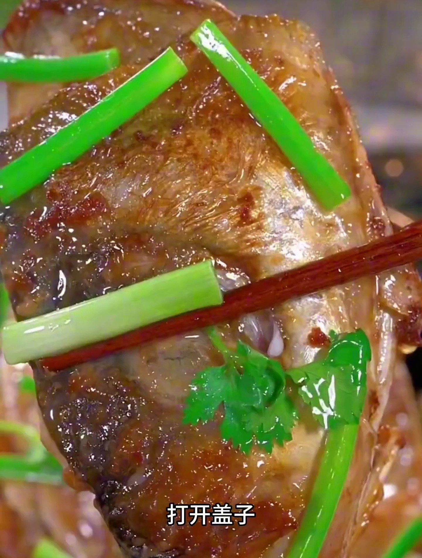 砂锅焗鱼头是经常出现在广东餐桌上的一道家常菜,鲜香嫩滑