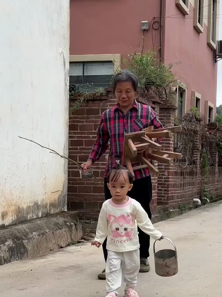 用竹子做根钓竿就能去钓鱼喽,你们也用这种竹子钓过鱼吗?