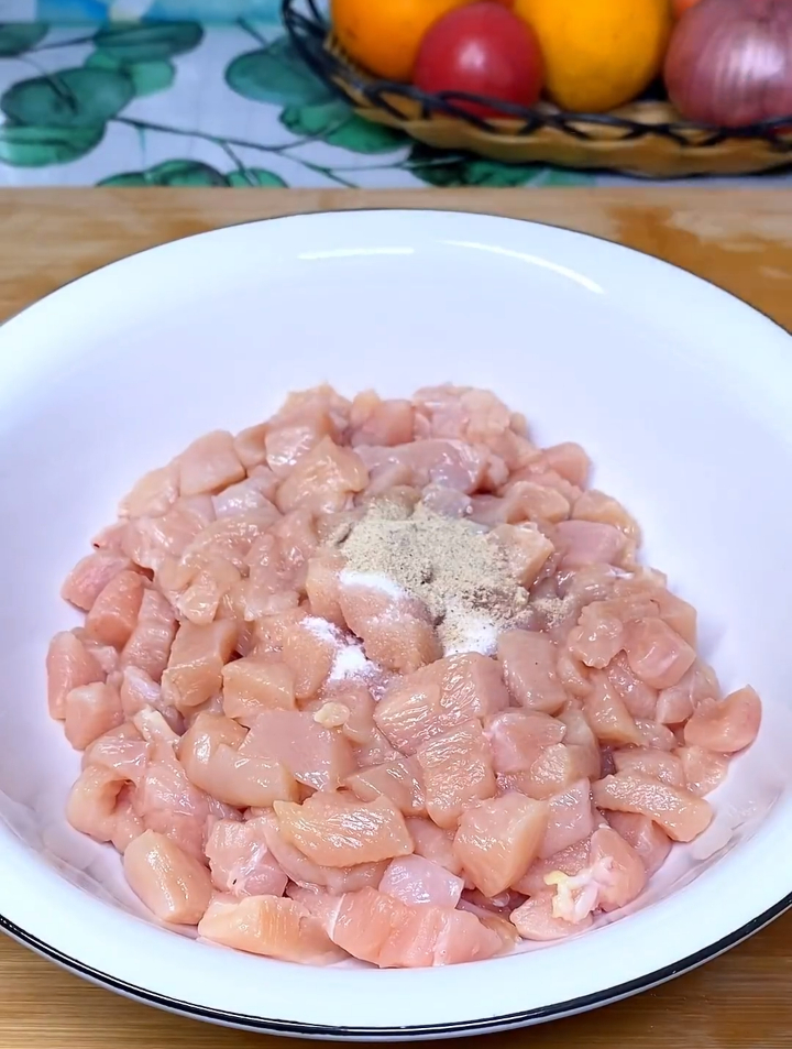 很多人喜欢吃宫爆鸡丁,今天咱可以试试这个酸辣鸡丁