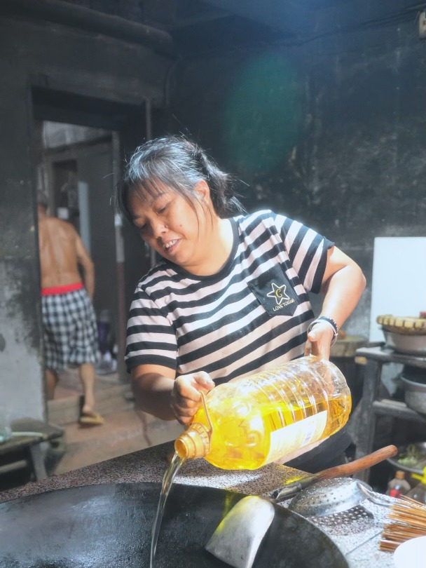 侄儿侄女联手杀鸭子,媳妇儿做苦瓜烧鸭子,一家人大快朵颐好热闹