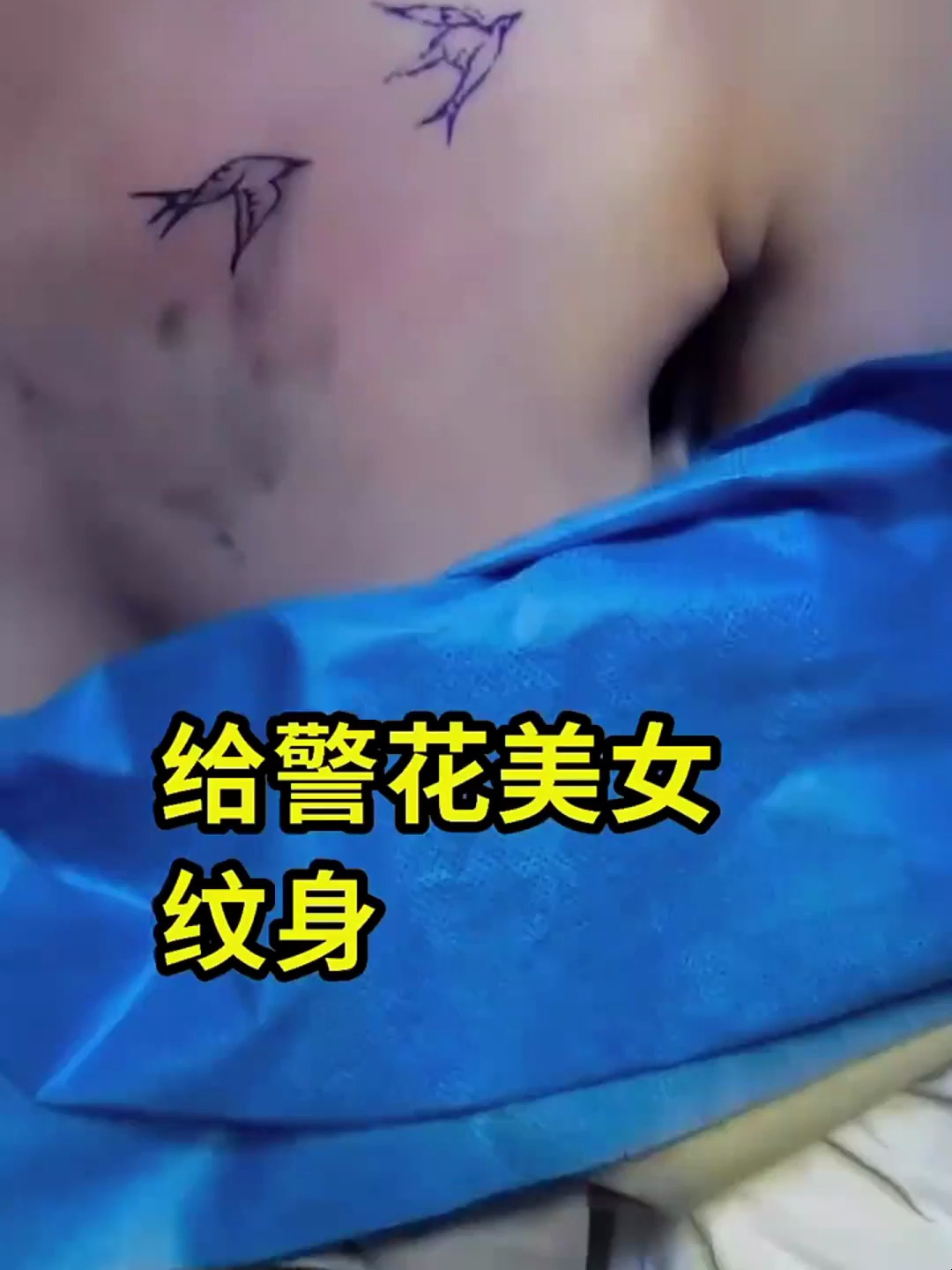 美女这个纹身太好看了,在胸前纹了个桃花,是要给自己招桃花吗