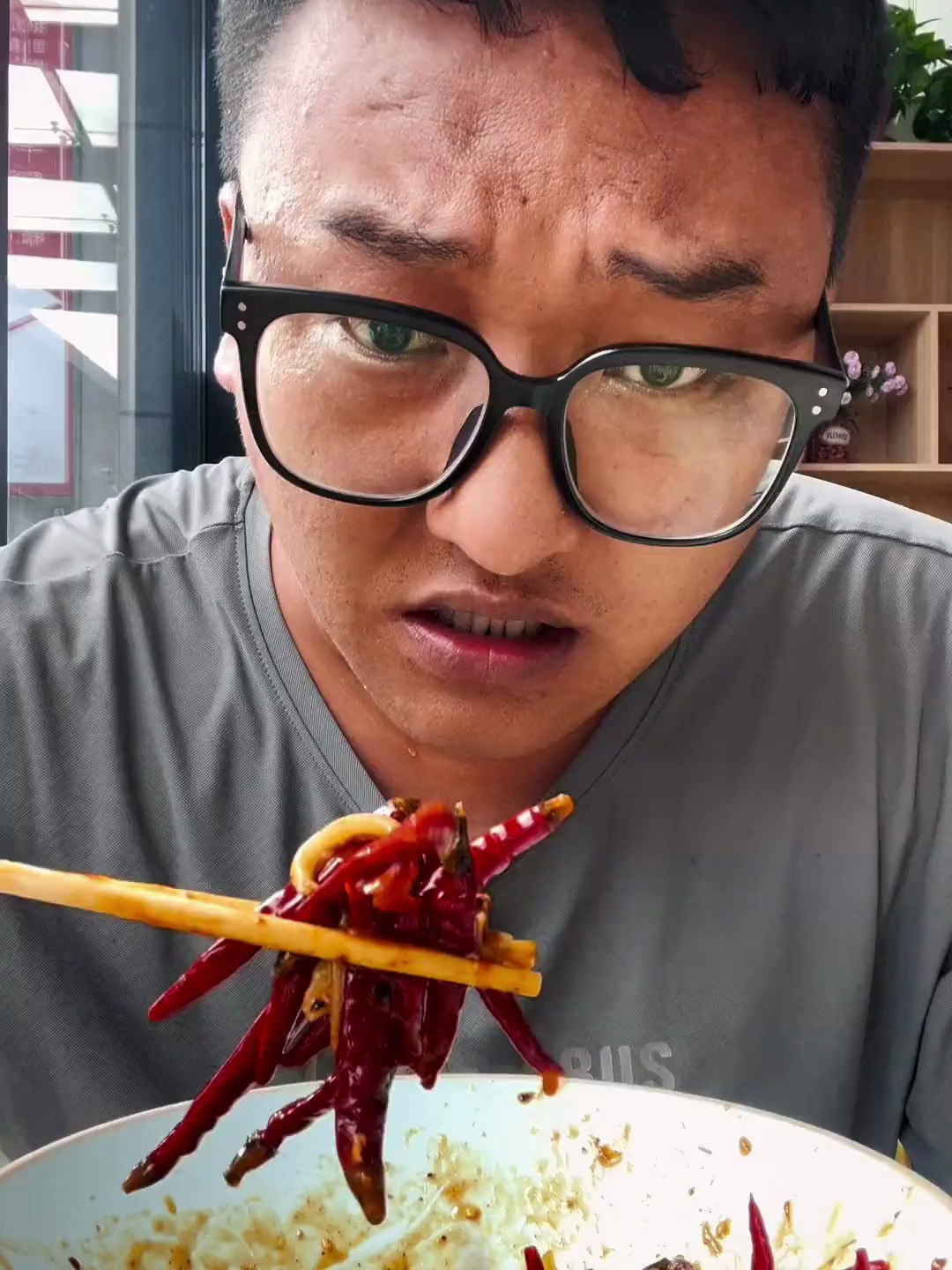 变态辣鸡翅爆辣翘脚牛肉面