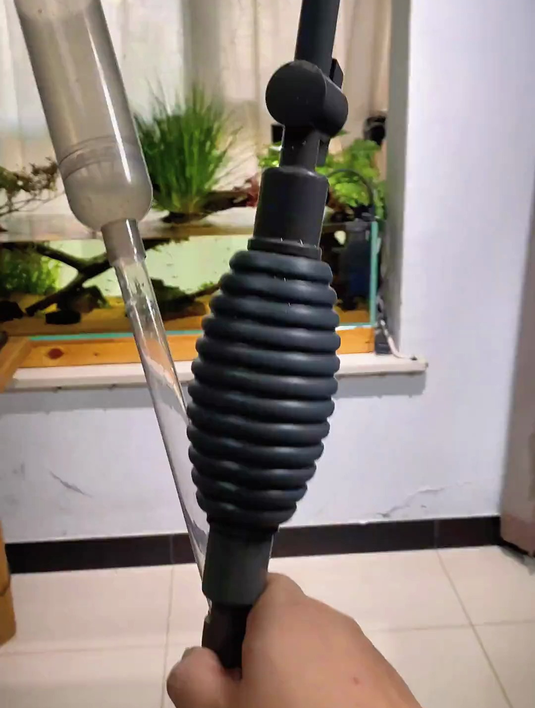 你不会用鱼缸的换水器?手把手的教你怎么正确的使用鱼缸换水器