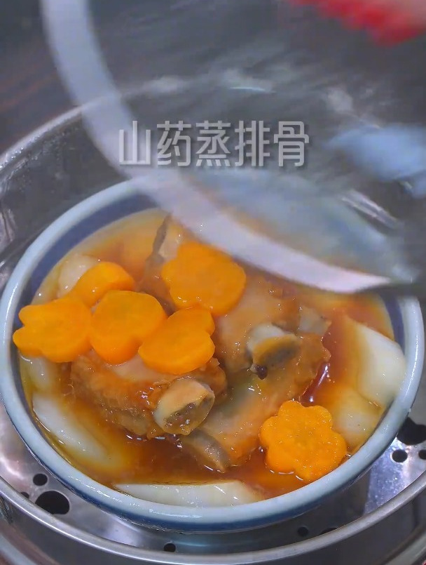 宝宝一岁后,午餐给他做山药蒸排骨,软烂脱骨,山药也很好吃