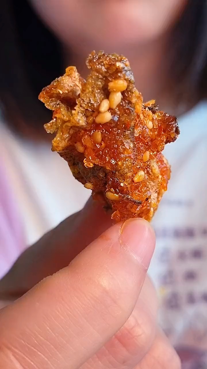 咸香酥脆的香酥鳕鱼鱼皮,酱汁浓郁,三种不同口味,好吃不上头哦