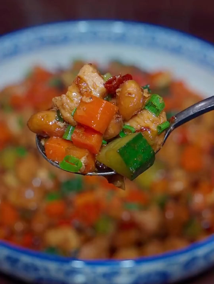 很多人都喜欢吃宫保鸡丁,总是做不好,你就像我这样做,做法简单