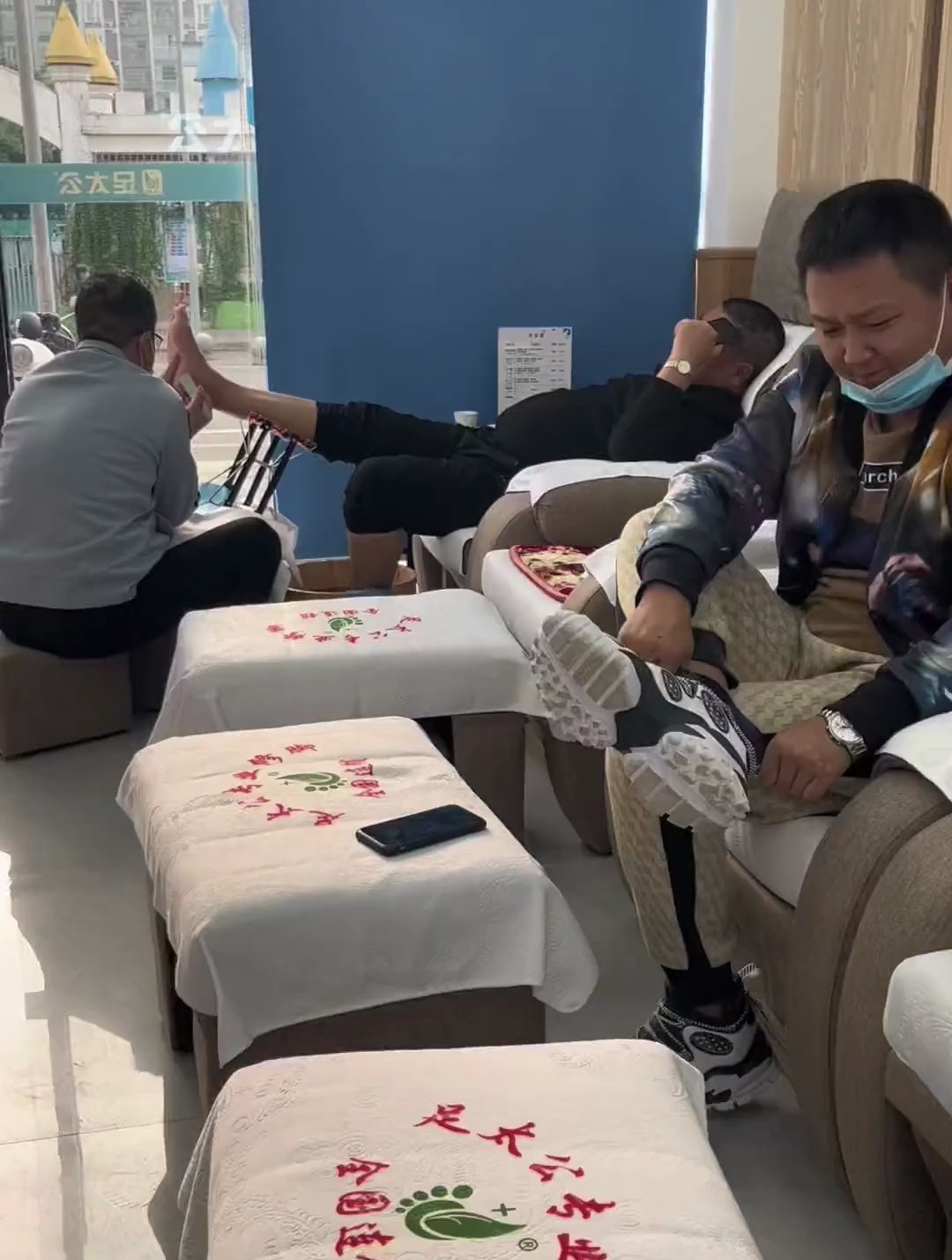 今天给大家找到一家很划算的一家修脚店 39.9就可以泡脚 修脚按脚