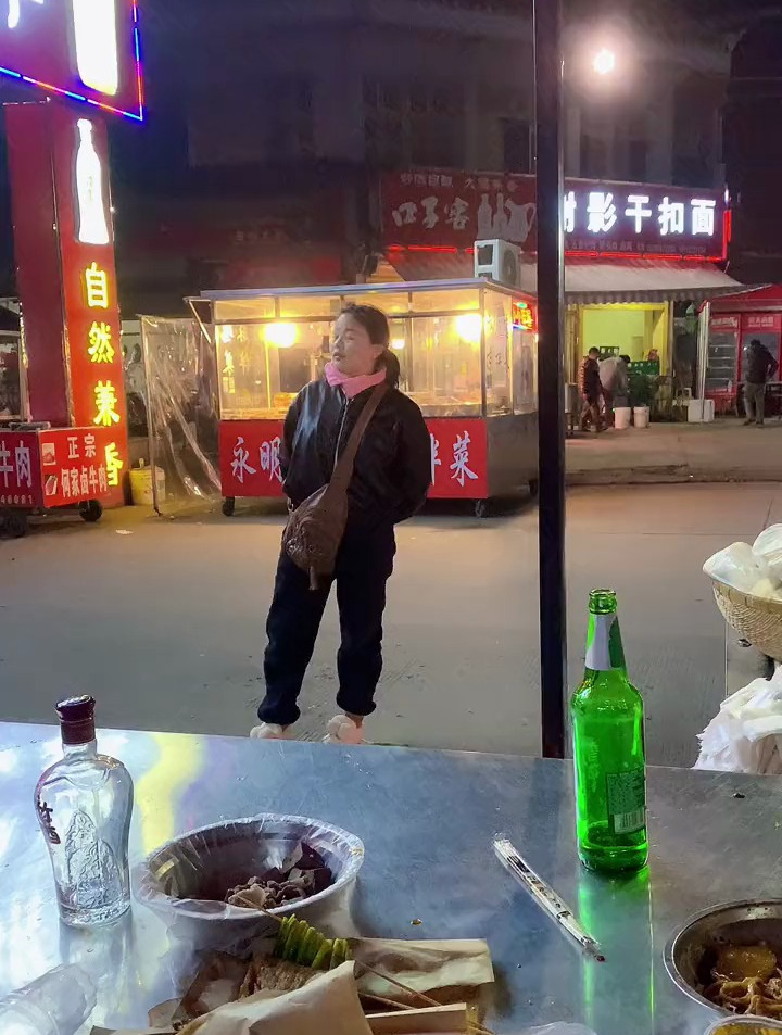 媳妇摆摊卖馒头,一下午买了20