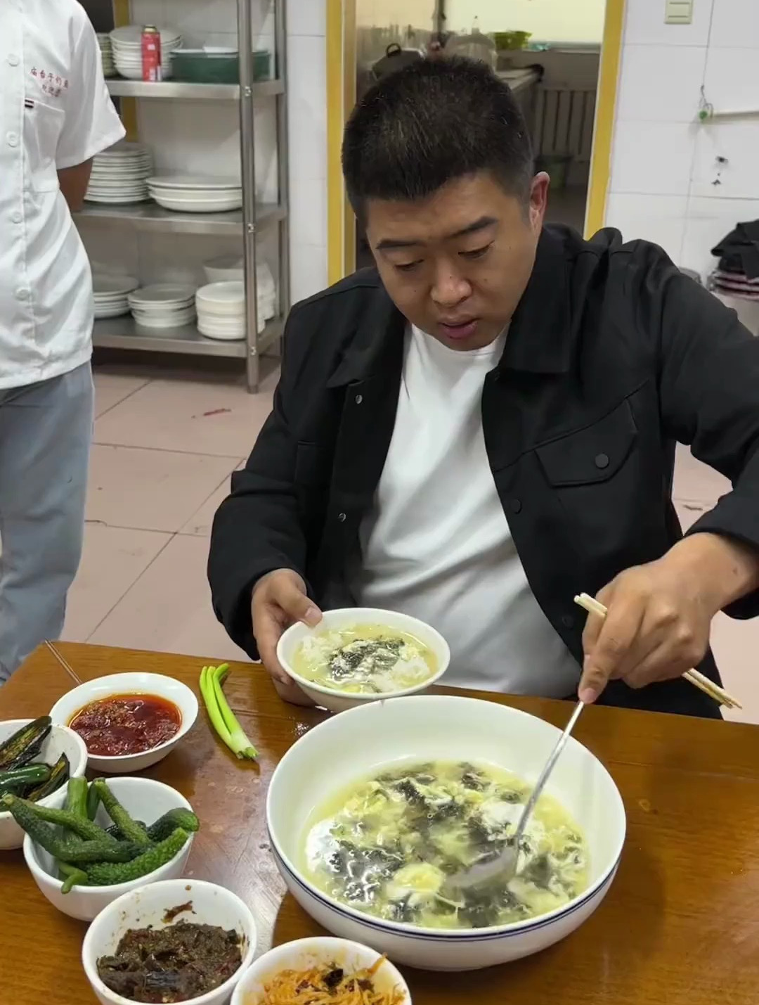 去饭店吃口饭,做个紫菜蛋花汤,这汤虽然简单,门道也挺多