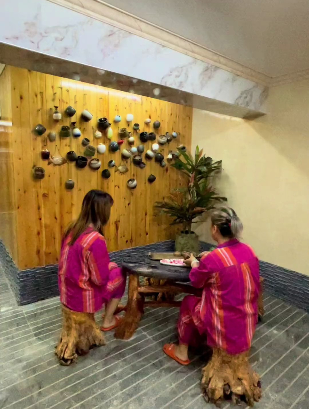 这家大木桶干了可有年头了,来着放松一下还不错